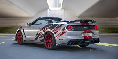 Gris Ford Mustang en alquiler en Dubai 1