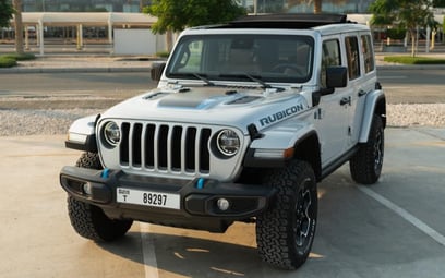 فضة Jeep Wrangler Rubicon للإيجار في Abu-Dhabi