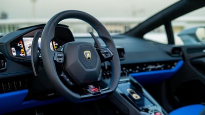 Grigio Lamborghini Huracan Evo Spyder in affitto a Abu-Dhabi 2