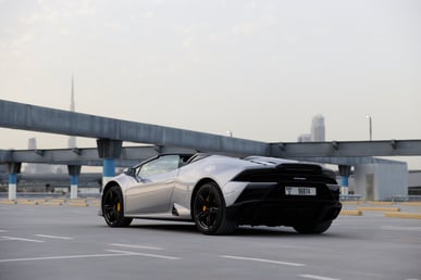 在Dubai租赁灰色 Lamborghini Huracan Evo Spyder 1