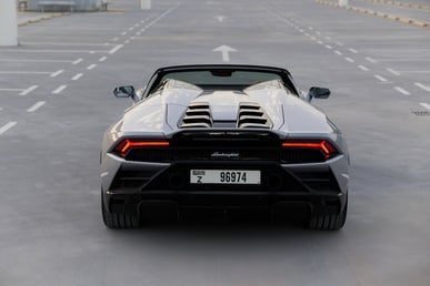 Grigio Lamborghini Huracan Evo Spyder in affitto a Dubai 2