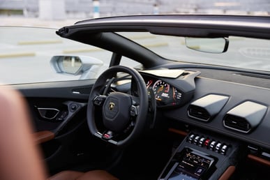 Grau Lamborghini Huracan Evo Spyder zur Miete in Dubai 3