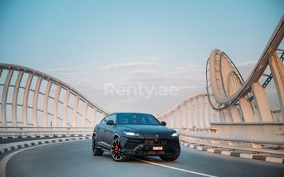 Schwarz Lamborghini Urus zur Miete in Dubai