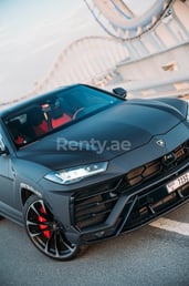 Nero Lamborghini Urus in affitto a Abu-Dhabi 1