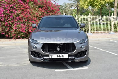 Grau Maserati Levante zur Miete in Abu-Dhabi 1