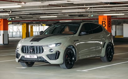 Grigio Maserati Levante in affitto a Abu-Dhabi