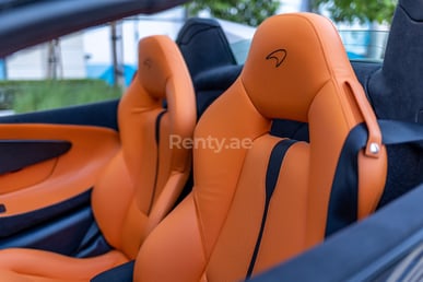 فضة Mclaren 570 Spider للإيجار في Dubai 2