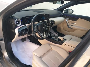 Grise Mercedes A 220 en location à Abu-Dhabi 3