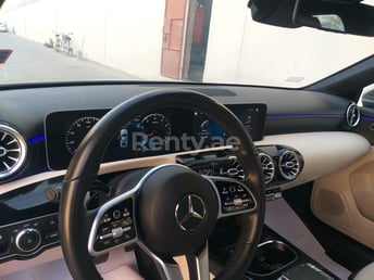 Grau Mercedes A 220 zur Miete in Dubai 5