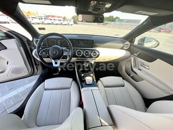 اللون الرمادي Mercedes A 220 للإيجار في Sharjah 11