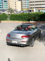 Gris Mercedes C Class en alquiler en Dubai 2