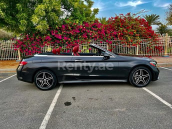 Negro Mercedes C300 Convertible en alquiler en Abu-Dhabi 1