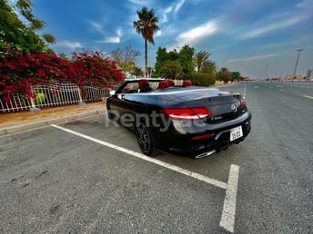 أسود Mercedes C300 Convertible للإيجار في Sharjah 2