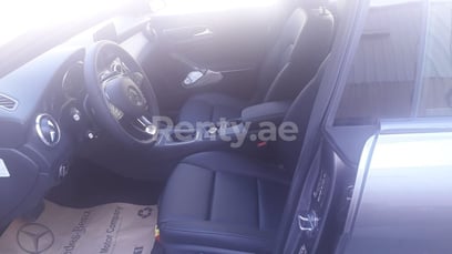 اللون الرمادي Mercedes CLA 200 للإيجار في Sharjah 1