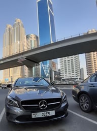 Grise Mercedes CLA 200 en location à Dubai 4