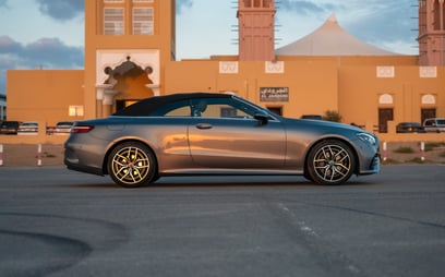 Gris Oscuro Mercedes E200 Cabrio en alquiler en Dubai 2