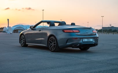 Grigio Scuro Mercedes E200 Cabrio in affitto a Dubai 3