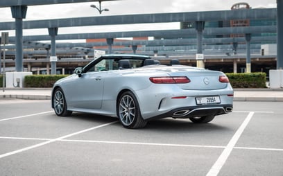 Grau Mercedes E200 Cabrio zur Miete in Sharjah 2