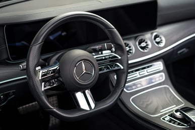 اللون الرمادي Mercedes E200 Cabrio للإيجار في Sharjah 5