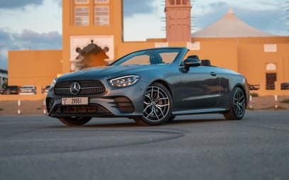 Gris Foncé Mercedes E200 Cabrio en location à Sharjah