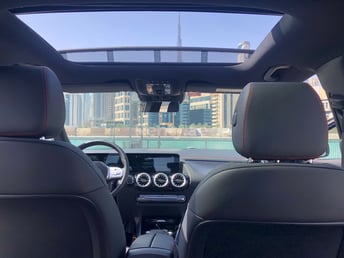 اللون الرمادي Mercedes EQA FULL ELECTRIC للإيجار في Dubai 7