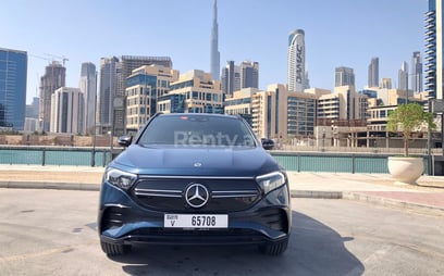 اللون الرمادي Mercedes EQA FULL ELECTRIC للإيجار في Dubai