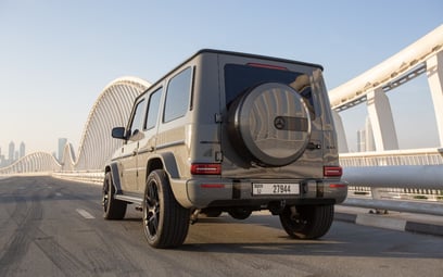 Серый Mercedes G63 AMG в аренду в Dubai 2