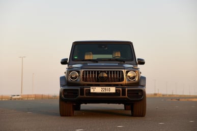 Gris Mercedes G63 AMG en alquiler en Sharjah 0