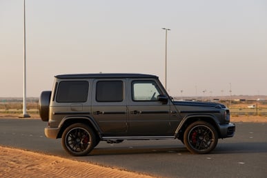 Grise Mercedes G63 AMG en location à Abu-Dhabi 1