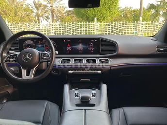 اللون الرمادي Mercedes GLE للإيجار في Abu-Dhabi 3