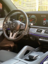 Grigio Mercedes GLE in affitto a Sharjah 4