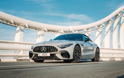 Grau Mercedes SL63 AMG zur Miete in Sharjah