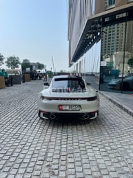 Grau Porsche 911 Carrera 4s cabrio zur Miete in Dubai 2