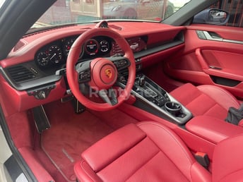 Серый Porsche 911 Carrera 4s cabrio в аренду в Dubai 3