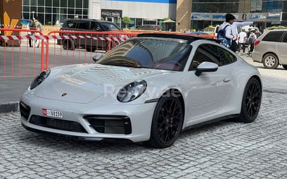 Gris Porsche 911 Carrera 4s cabrio en alquiler en Dubai