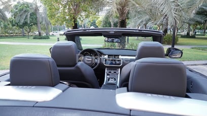 اللون الرمادي Range Rover Evoque للإيجار في Dubai 2