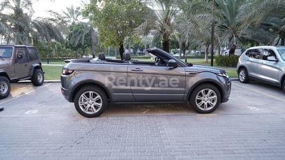 Gris Range Rover Evoque en alquiler en Abu-Dhabi 3