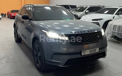 Grise Range Rover Velar en location à Abu-Dhabi