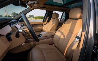 اللون الرمادي Range Rover Vogue HSE للإيجار في Dubai 3