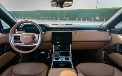 اللون الرمادي Range Rover Vogue HSE للإيجار في Dubai 5