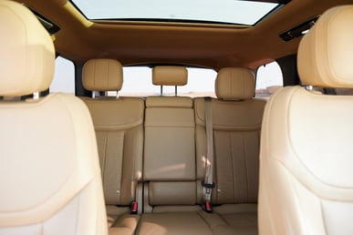 Gris Range Rover Vogue HSE en alquiler en Sharjah 8