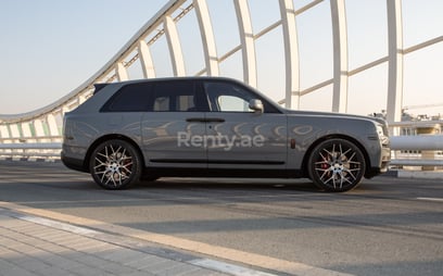 在Abu-Dhabi租赁灰色 Rolls Royce Cullinan Black Badge Mansory 0