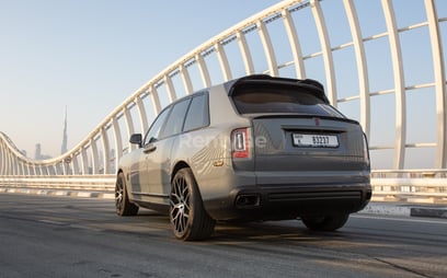 Grigio Rolls Royce Cullinan Black Badge Mansory in affitto a Dubai 1