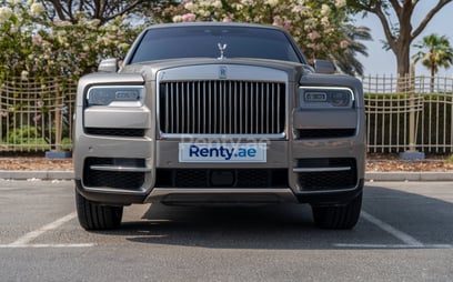 Grigio Rolls Royce Cullinan in affitto a Abu-Dhabi