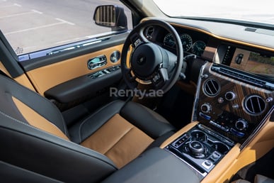 Grise Rolls Royce Cullinan en location à Dubai 4