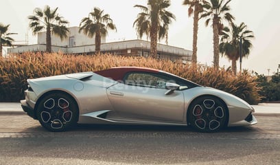 Plata Lamborghini Huracan Spyder LP-610 en alquiler en Dubai 1