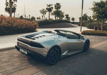 Silber Lamborghini Huracan Spyder LP-610 zur Miete in Sharjah 5