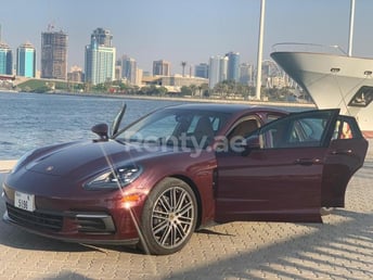 Marrone Porsche Panamera in affitto a Sharjah 1