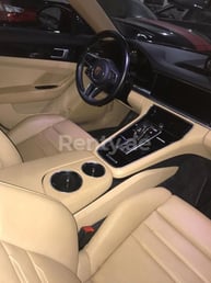 Marrone Porsche Panamera in affitto a Sharjah 2