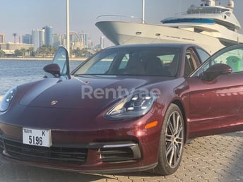 Bordeaux Porsche Panamera en location à Abu-Dhabi 3